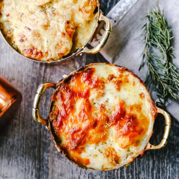 Cheesy Potatoes Au Gratin Homemade cheesy scalloped potatoes with a rich cream sauce and melted cheddar cheese. The perfect potato side dish recipe! www.modernhoney.com #scallopedpotatoes #augratinpotatoes #cheesypotatoes #potatoesaugratin