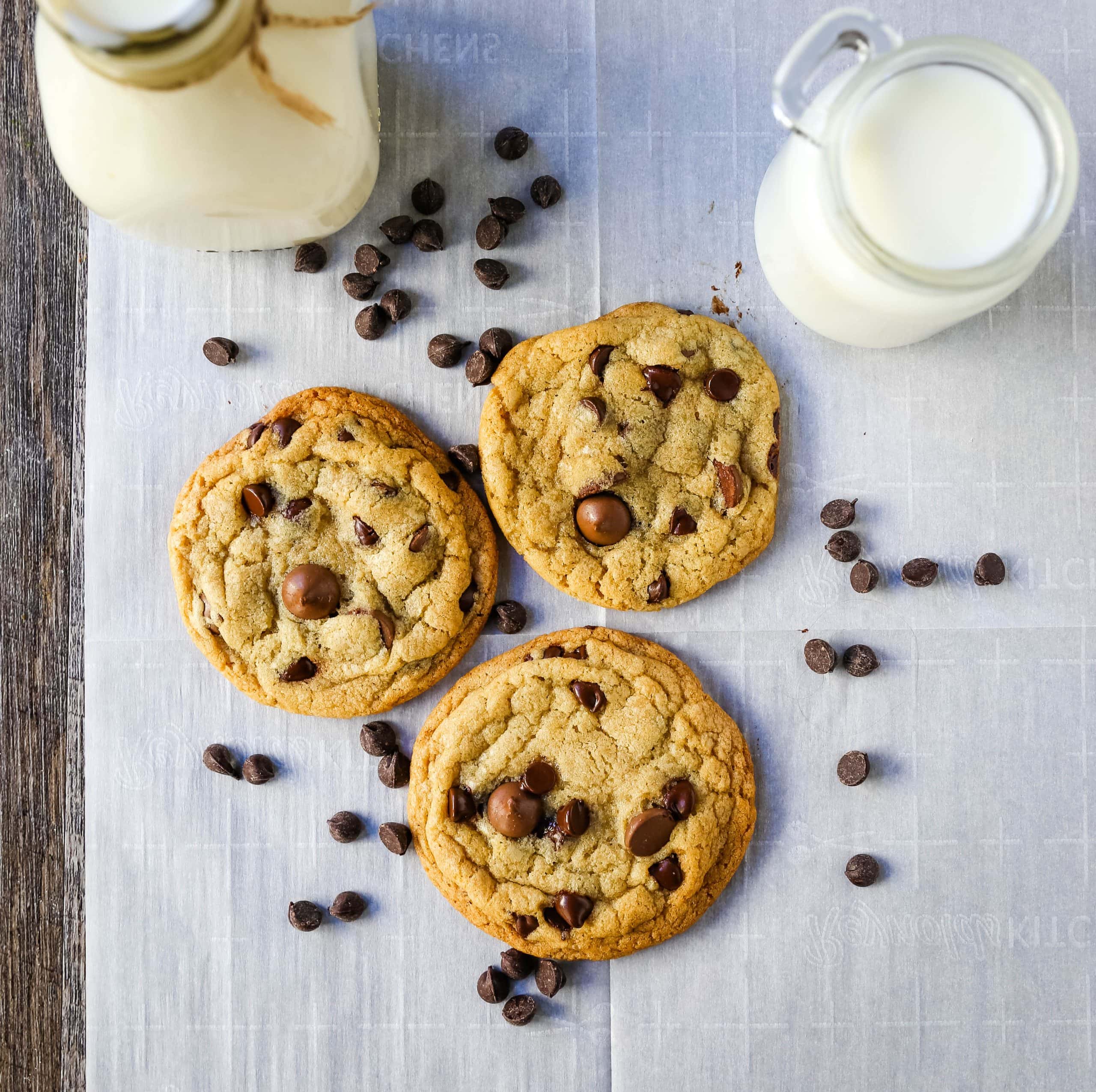 ONE BOWL CHOCOLATE CHIP COOKIE RECIPE An easy one bowl cookie recipe that creates a chewy chocolate chip cookie with crisp buttery edges.  www.modernhoney.com #cookie #cookies #chocolatechipcookie #chocolatechipcookies