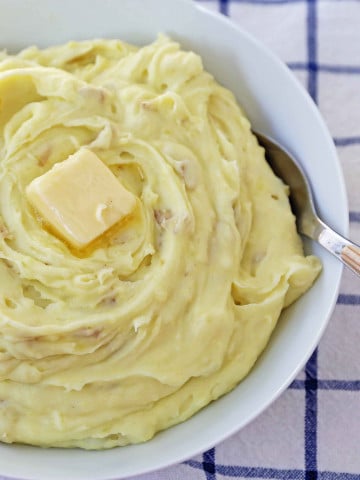 Perfect Creamy Mashed Potatoes. Simple, foolproof, creamy classic mashed potatoes recipe. This is a classic side dish that everyone will love! How to make the BEST Mashed Potatoes. www.modernhoney.com #mashedpotatoes #potatoes #thanksgiving #thanksgivingsidedish