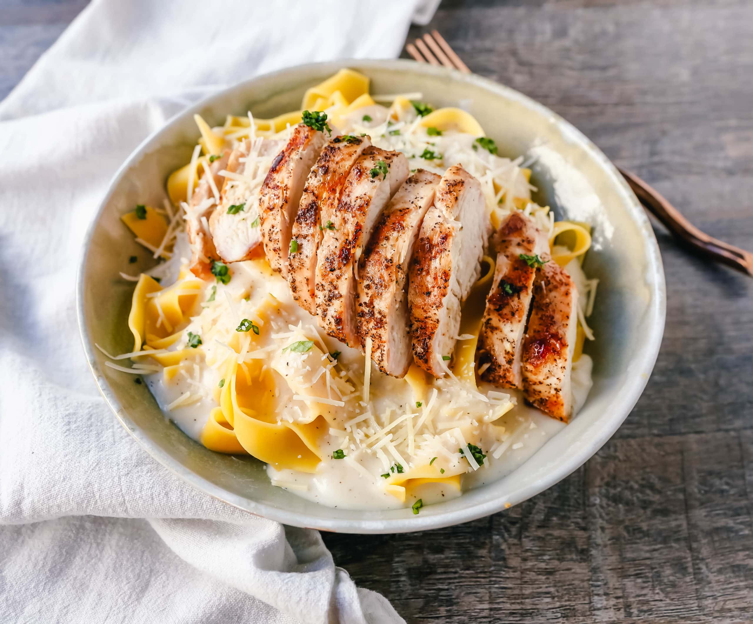 Skinny Low-Fat Chicken Fettuccine Alfredo All of the flavor of Chicken Fettuccine Alfredo without all of the fat and calories! Lean grilled chicken on top of low-fat alfredo sauce tossed with fettuccine noodles. www.modernhoney.com #lowfat #chicken #pasta 